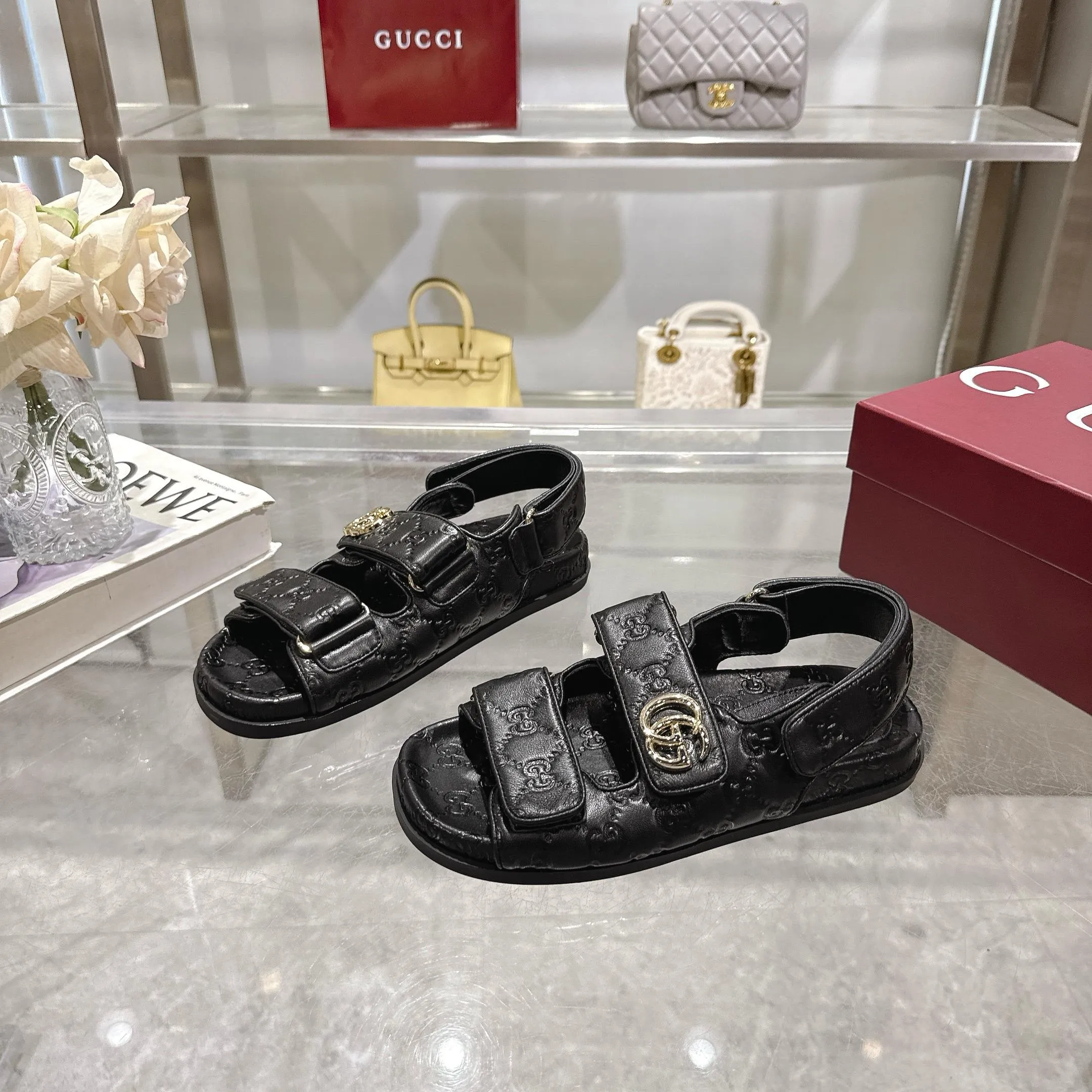 Wholesale direct sales 260👟👟 Gucci’s modern design aesthetic explores the path of unique craftsmanship, cleverly integrating the brand’s classic elements with its beloved brand identity. The sandal is embellished with the beloved Double G hardware, adding a touch of understated branding to the design, complementing the versatility of the Velcro straps. Women Light gold tone hardware Sheepskin lining Double G Rubber sole Velcro fastening Flat sole